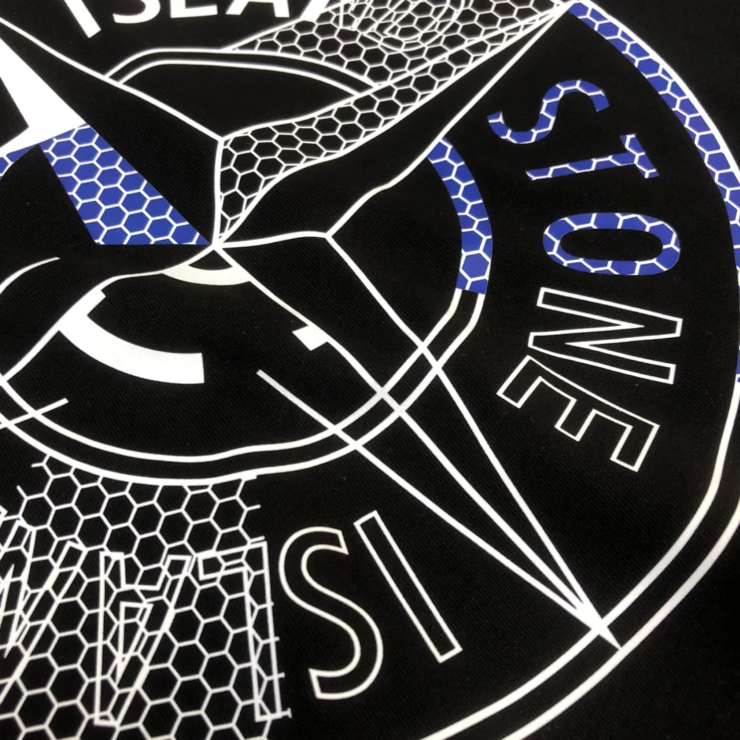 P180 Stone Island 2025 latest T-shirt, couple style ~ Original order, fashionable and casual short T-shirt, specially made of customized cotton fabric ~ Cotton T-shirt ~ Pre-washed to prevent deformation and shrinkage problem, more comfortable and breathable on the body ~ All available from stock ~ Unique design style, trendy must-have item, complete with three standards 👍 Color: black/white Size: S M L XL (larger version, please indicate your height and weight when placing an order)